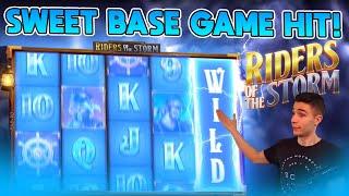 WILD REEL FEATURE RIDERS OF THE STORM | THUNDERING BASE GAME WIN ON ONLINE SLOT MACHINE